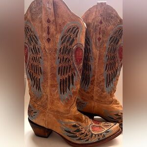 Corral embroidered Peace & Love ❤️ collection